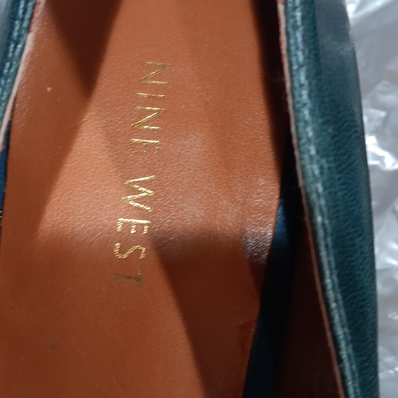 Nine West Green Leather Buckle Pumps size 8 - Picture 4 of 9